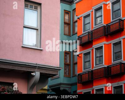 Lebendige und farbenfrohe historische osmanische Häuser im Balat-Viertel mit hellrosa grünen und orangen Fassaden mit verzierten Balkonen in Istanbul Stockfoto