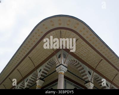 Niedrigwinkelaufnahme der kunstvollen osmanischen Architektur und der komplizierten Goldmuster an der Decke des Brunnens von Sultan Ahmed III. In Istanbul Türkei Stockfoto