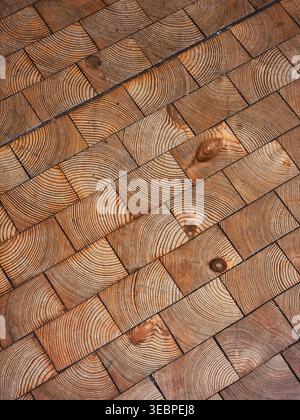 Fußboden aus Kiefernholz mit Vollnarbenholz. Hochwinkelaufnahme aus langlebigen, mittelkornförmigen Holzfertigern. Natürliche Kiefernstruktur mit sichtbaren Wachstumsringen und Knoten. Stockfoto