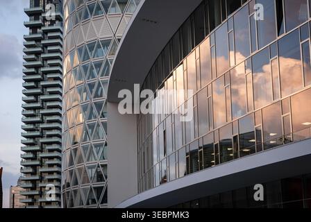 Detail der modernen Wolkenkratzerarchitektur in Mailand mit geometrischer Glasfassade und geschwungenen Gebäudelinien. Modernes urbanes Design Stockfoto