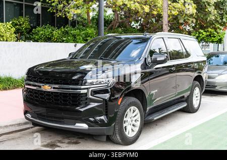 Miami, Florida, USA - 19. Dezember 2025: Chevrolet Tahoe 2023 SUV. Luxus-SUV Chevrolet Tahoe. Auto Chevrolet Tahoe parkt im Freien. Black Chevy Stockfoto