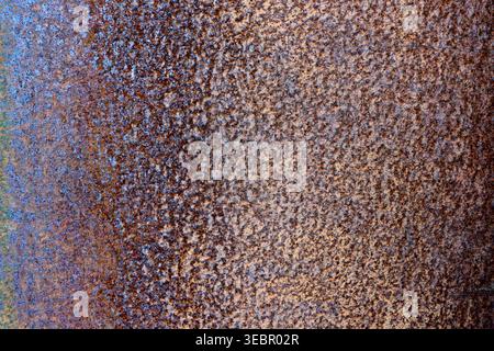 Nahaufnahme einer stark verrosteten Metalloberfläche mit satten orange und blauen Texturen. Abstrakter industrieller Hintergrund für Design- und Kreativprojekte Stockfoto