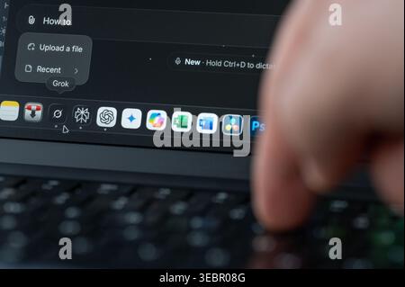 New York, USA - 27. April 2026: Geben Sie New Promt in Grok Assistant auf dem Computerbildschirm ein Stockfoto