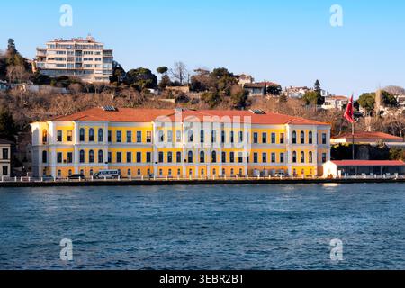 Das historische Kabataş Gymnasium befindet sich auf der europäischen Seite des Bosporus. Istanbul, Türkiye. Stockfoto