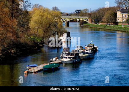 Boote an der Themse in Richmond-upon-Thames, London, England Stockfoto