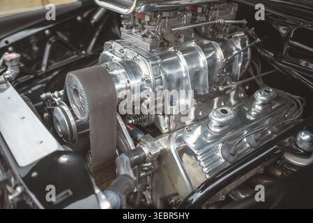 Dieses Bild zeigt die komplizierten Details eines Hochleistungsmotors und hebt seine polierten Komponenten und sein robustes Design hervor Stockfoto