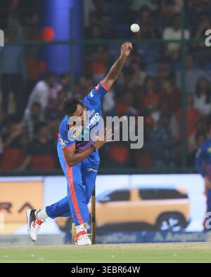 Neu-Delhi, Delhi, Indien. April 2026. T. Natarajan von Delhi Capitals während Delhi Capitals vs Royal Challengers Bengaluru, 39. Match, Indian Premier League 2026 im Arun Jaitley Stadium, New Delhi, Indien am 27. April 2026. (Kreditbild: © Avijit das/ZUMA Press Wire) NUR REDAKTIONELLE VERWENDUNG! Nicht für kommerzielle ZWECKE! Quelle: ZUMA Press, Inc./Alamy Live News Stockfoto