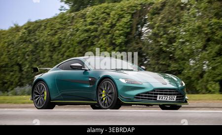 Bicester,Oxon.,UK - 26. April 2026: 2022 Aston Martin Vantage F1 Edition V8car auf britischer Straße Stockfoto