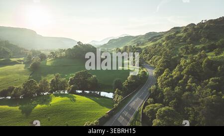 Ein wunderschöner Blick aus der Luft fängt das Wesen einer friedlichen Landstraße ein, umgeben von der Schönheit der Natur Stockfoto