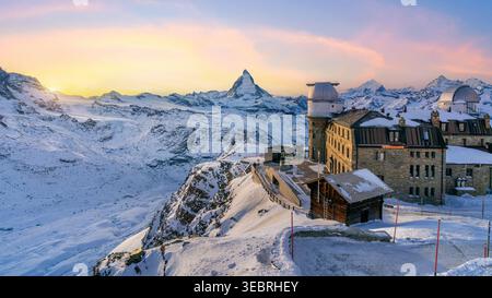 Panorama des Matterhorns und der schweizer alpen in Zermatt, Schweiz. Matterhorn Berg bei Sonnenuntergang. Stockfoto