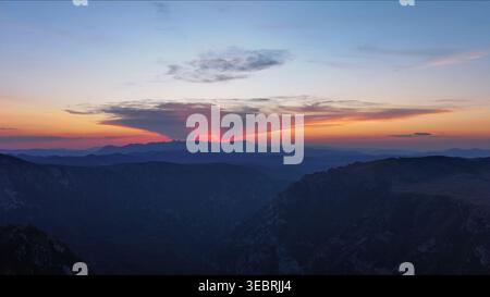 Sonnenuntergang über Berg und Abendhimmel Stockfoto