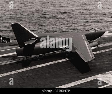 A-3B Skywarrior von VAH-4 nach der Landung an Bord der USS KITTY HAWK (CVA-63). KITTY HAWK war am 13. April 1966 im Südchinesischen Meer unterwegs. Stockfoto