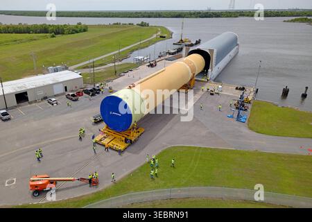 Die NASA verlegte die Kernbühne oder den größten Abschnitt der SLS-Rakete, die 2027 die bemannte Artemis III-Mission starten wird Stockfoto