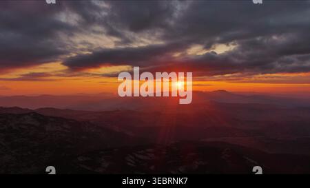 Sonnenuntergang über dem Berg mit dramatischen Wolken Stockfoto