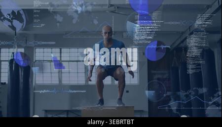 Springender Glatzmann in blauem Hemd und dunklen Shorts landen auf der Plybox, Gym-HUD-Überzüge Stockfoto