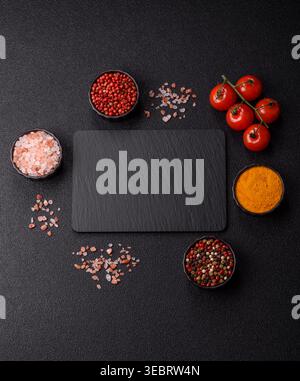 Ein leeres Schieferbrett auf dunklem Hintergrund für asiatisches Essen. Ein leeres Schieferbrett als Lebensmittelhintergrund für Ihr Design Stockfoto