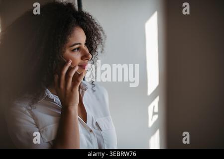 Porträt einer jungen Frau mit Smartphone. Stockfoto