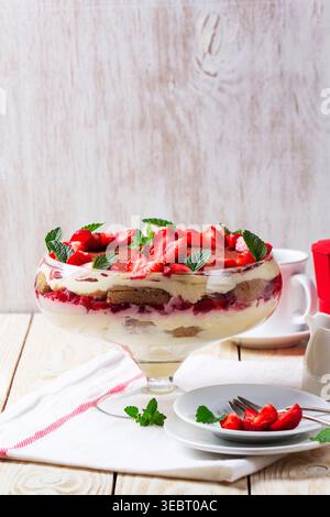 Erdbeer-Tiramisu-Dessert mit Cremeschichten und Minze in Glasschale Stockfoto