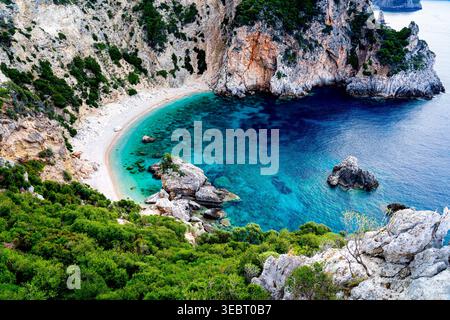Luftaufnahme des weißen Strandes Gyali, griechische Insel mit kristallklarem Wasser der Ionischen See in der Bucht von Korfu. Stockfoto
