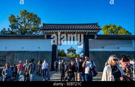 Touristen, die in der Nähe von Osaka Castle Otemon Gate, dem historischen Haupteingang der Burg, spazieren gehen Stockfoto