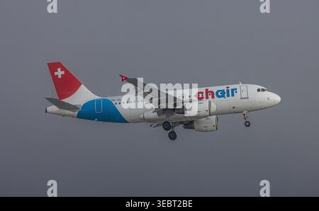 Zürich, Schweiz, 21. Januar 2026: Ein Chair Airlines Airbus A319-112 ist auf dem letzten Anflug zur Start- und Landebahn des Flughafens. Anmeldung HB-JOJ (Foto: Andreas Stockfoto