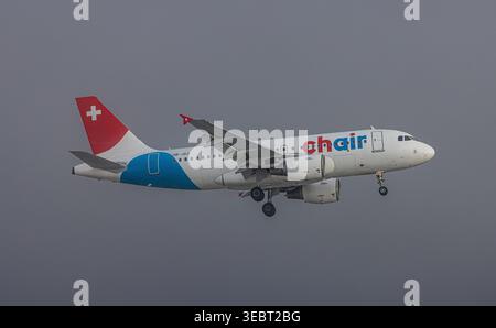 Zürich, Schweiz, 21. Januar 2026: Ein Chair Airlines Airbus A319-112 ist auf dem letzten Anflug zur Start- und Landebahn des Flughafens. Anmeldung HB-JOJ (Foto: Andreas Stockfoto