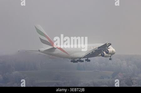 Zürich, Schweiz, 21. Januar 2026: Ein Emirates Airbus A380-861 nähert sich der Start- und Landebahn des Flughafens an. Registrierung A6-EED (Foto: Andreas Haas Stockfoto