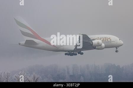 Zürich, Schweiz, 21. Januar 2026: Ein Emirates Airbus A380-861 nähert sich der Start- und Landebahn des Flughafens an. Registrierung A6-EED (Foto: Andreas Haas Stockfoto
