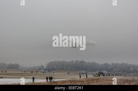 Zürich, Schweiz, 21. Januar 2026: Ein Emirates Airbus A380-861 nähert sich der Start- und Landebahn des Flughafens an. Registrierung A6-EED (Foto: Andreas Haas Stockfoto