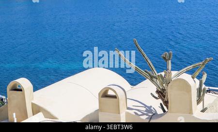 Mediterranes Resort in Bitez, Bodrum, Türkei, mit weißen Stuckvillen, traditionellen Schornsteinen und lebendigem Blick auf das blaue Meer Stockfoto