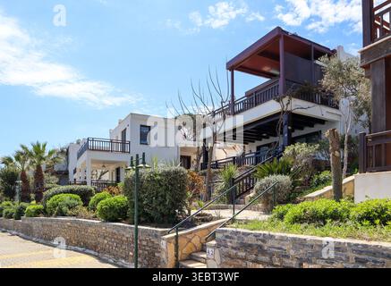 Weiße Villen im mediterranen Stil mit Balkonen und Terrassengärten bieten einen malerischen Blick auf das Resort oder die Wohnanlage in Bitez, Bodrum Stockfoto