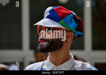 Ein lebendiges Porträt, das die Essenz städtischer Kreativität und persönlichen Ausdruck durch Make-up und Farbe einfängt – in diesem Clown. Stockfoto