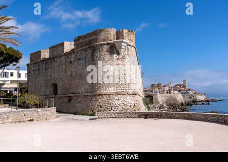 Antibes, Antibes, Antibes, ist ein Ferienort zwischen Cannes und Nizza an der französischen Riviera (Côte d’Azur). Es ist bekannt für seine Altstadt, die von der 16. Jh.-Jh. umgeben ist Stockfoto