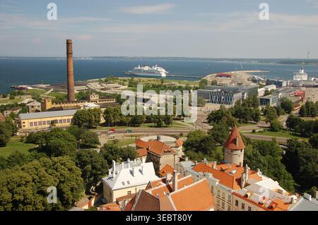 Blick über den Hafen und die Küste von Tallinn mit Kreuzfahrtschiffen, historischen Dächern und der Ostsee im Hintergrund Stockfoto