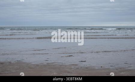 Arbroath Coast Beach mit bewölktem Himmel Stockfoto