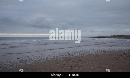 Arbroath Coast Beach mit bewölktem Himmel Stockfoto