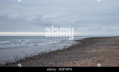 Arbroath Coast Beach mit bewölktem Himmel Stockfoto