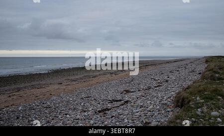 Arbroath Coast Beach mit bewölktem Himmel Stockfoto