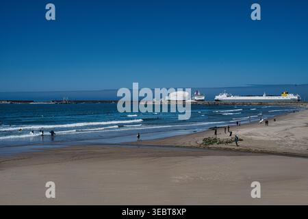 Praia de Matosinhos (Matoshinhos Strand) mit dem Boot Kreuzfahrt terminal in die Ferne, Porto, Portugal, Europa Stockfoto