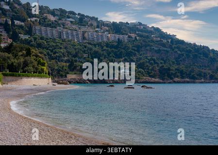 Kieselstrand und Terrassenwohnungen in einer abgeschiedenen Bucht in der Nähe von Monaco Stockfoto