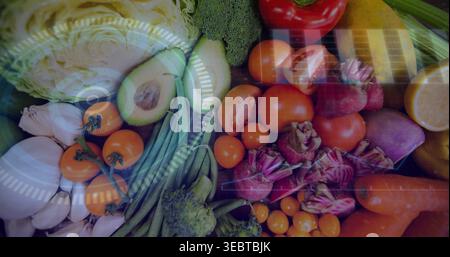 Die Küchentheke ist mit heller Mischung aus Produkten gefüllt und enthält halbe Avocado und Kirschtomaten Stockfoto