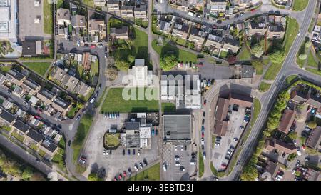 Blick aus der Vogelperspektive auf Grandale Shops, Public House und Kirche. Grandale. Sutton Park Stockfoto