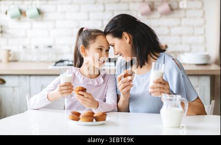 Genießen Sie einen herrlichen Moment mit hausgemachten Leckereien und Milch in einer gemütlichen Küche Stockfoto