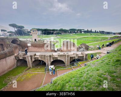 Die archäologische Ausgrabungsstätte Circus Maximus mit dem Torre della Moletta (eine mittelalterliche Verteidigungsanlage) im Zentrum von Rom, Italien, auf einem Foto Stockfoto