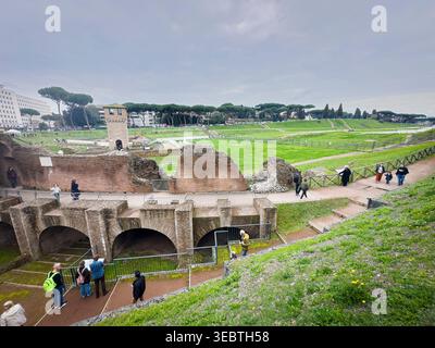 Die archäologische Ausgrabungsstätte Circus Maximus mit dem Torre della Moletta (eine mittelalterliche Verteidigungsanlage) im Zentrum von Rom, Italien, auf einem Foto Stockfoto
