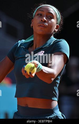 Coco Gauff (USA) gegen Linda Noskova (Tschechische Republik) während des Mutua Madrid Open Frauenspiels am 8. Tag 2026 in La Caja Magica am 27. April 2026 in Madrid (Foto: Oscar Gonzalez/SIPA USA) Stockfoto