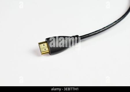 Nahaufnahme eines Standard-HDMI-Kabels, das auf weißem Hintergrund isoliert ist. Dies ist ein allgemeines Computeranzeigekabel, um den Monitor mit einem PC oder einem beliebigen HDMI-Gerät zu verbinden Stockfoto