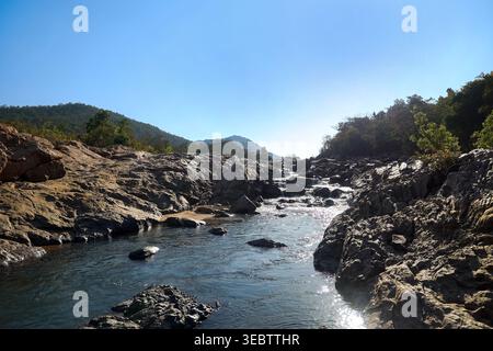 Dunkle natürliche Flusslandschaft mit blauem Himmel Kopierraum für Banner Hintergrund und Text Design (Reise- und Wanderkonzept) Stockfoto