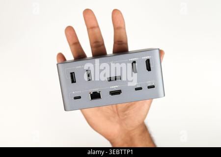 Rückseite einer Dockingstation mit HDMI, Typ C-Ports in Hand isoliert in weißem Hintergrund (Connectivity Concept) Stockfoto
