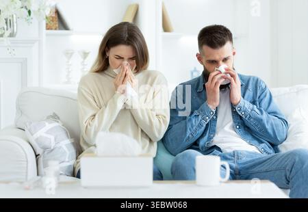Pärchen Leidet Unter Kälte, Nase Bläst Und Niesen Stockfoto